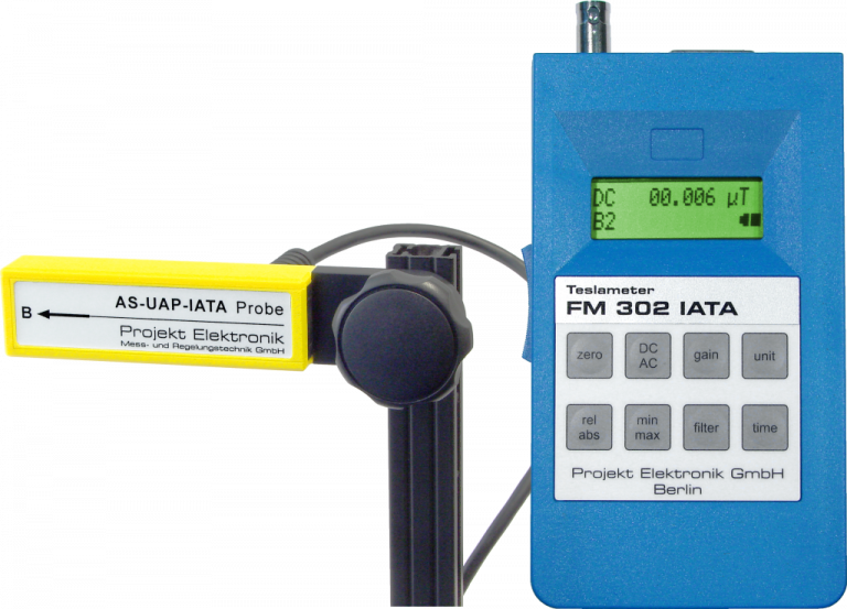 Handgerät Teslameter FM 302 IATA und quaderförmiger Sondenkopf Magnetfeldsonde AS-UAP-IATA an Stativ geschraubt