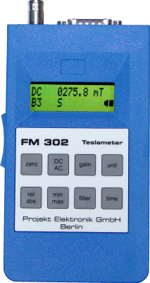 Magnetfeldmessgerät Teslameter FM 302: blaues Handgerät mit zweizeiligem LCD-Display und Tastatur